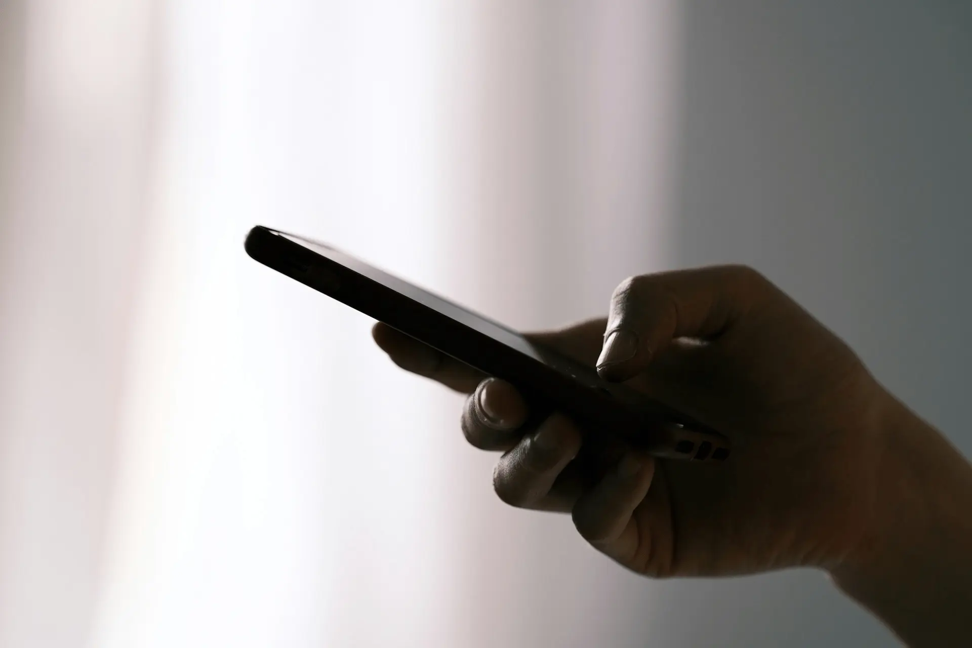 Smartfon trzymany w ręce