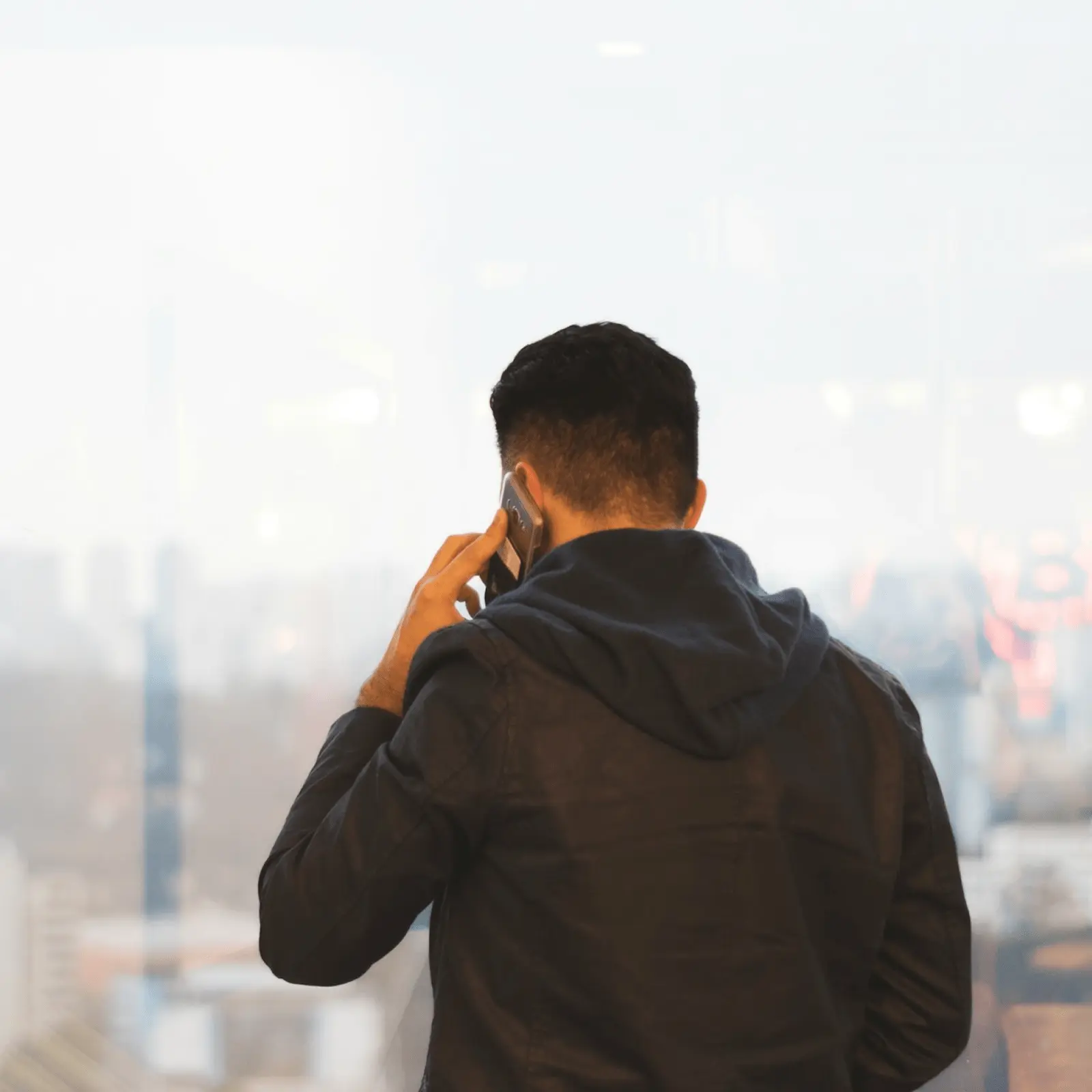 Mężczyzna rozmawiający przez telefon