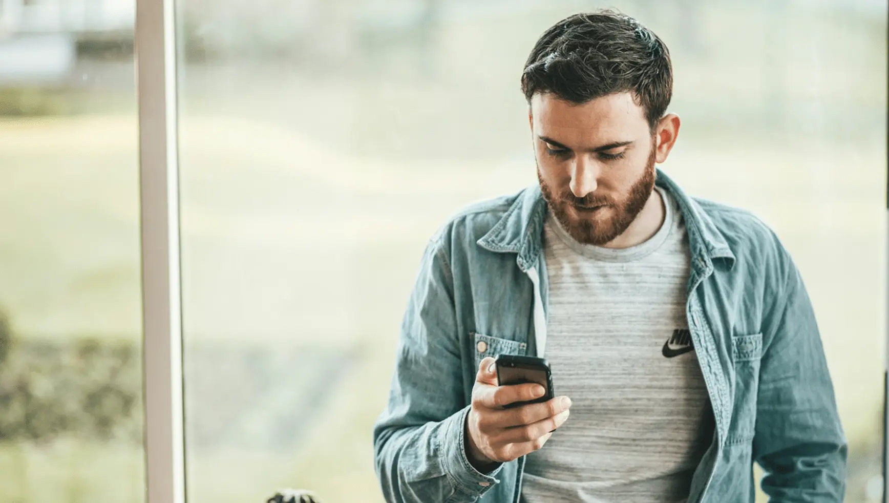 Facet sprawdzający swój telefon